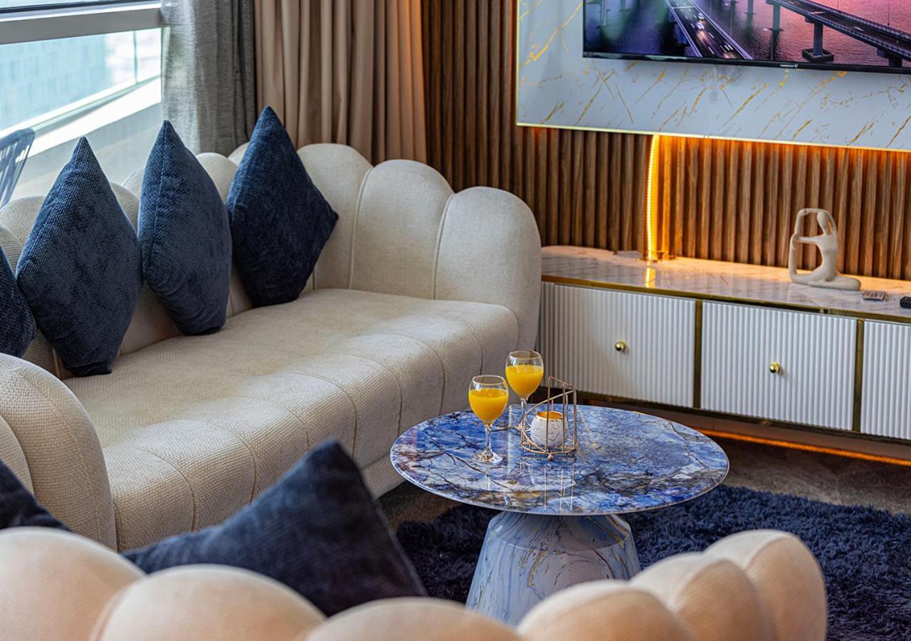 Apartment 2 Bedroom Apartment! 5 Minute Walk To Mall! Burj Khalifa View!